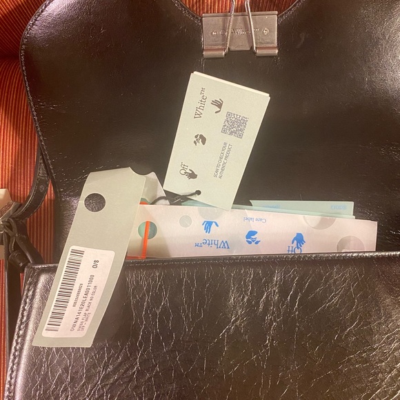 OFF-WHITE “Swiss Flap bag” in crackle leather with metallic Binder clip RARE - Picture 6 of 8